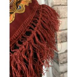 Wollen sjaal met franjes in bordeaux met gele print