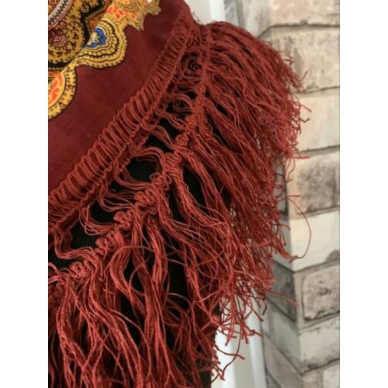 Wollen sjaal met franjes in bordeaux met gele print