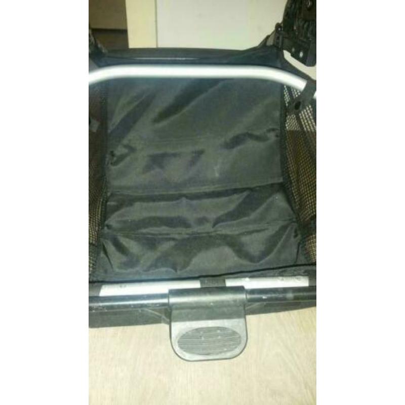 Buggy+rem poep verplaatser met af en toe een sirene CO-2-tje