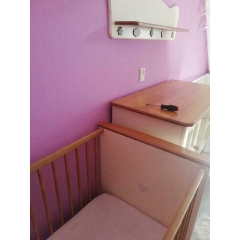 Baby kamer met commode bedje en hemeltje kast en schapje