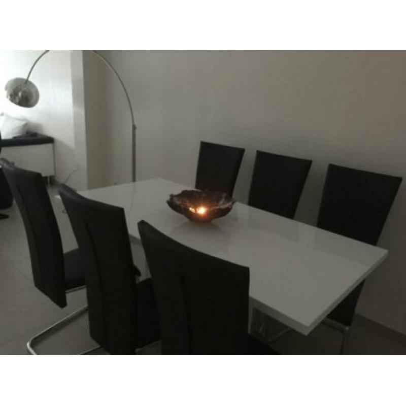 Eetkamer tafel + stoelen