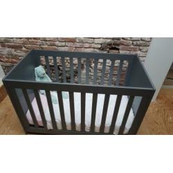 Woood, commode en ledikant