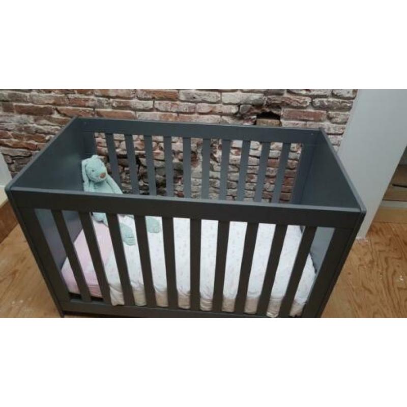 Woood, commode en ledikant