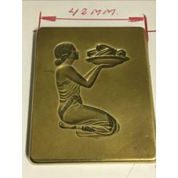 Tjoklat ( chocolade vorm ? ) van messing.