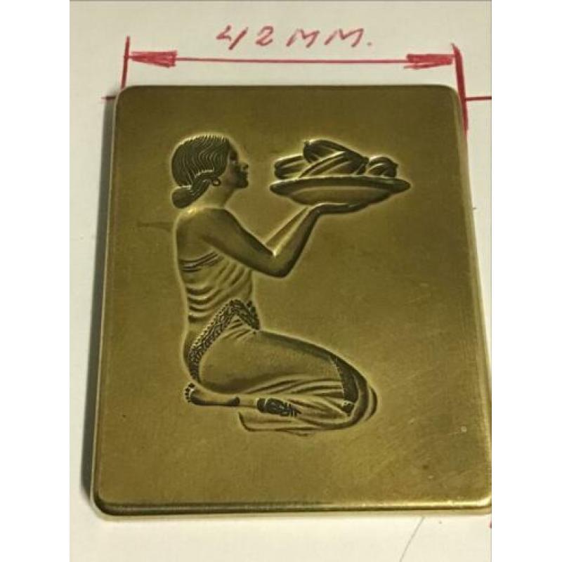 Tjoklat ( chocolade vorm ? ) van messing.