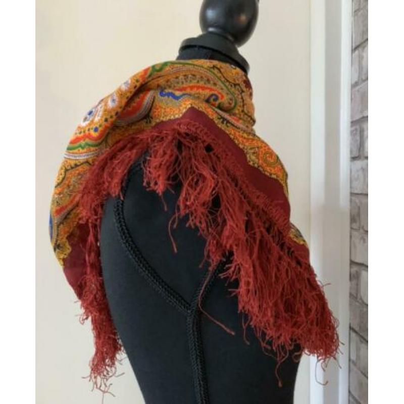 Wollen sjaal met franjes in bordeaux met gele print