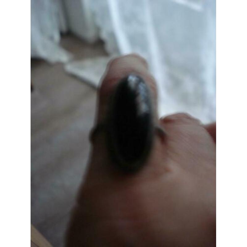 zilveren ring met zwarte ovale steen, maat 17