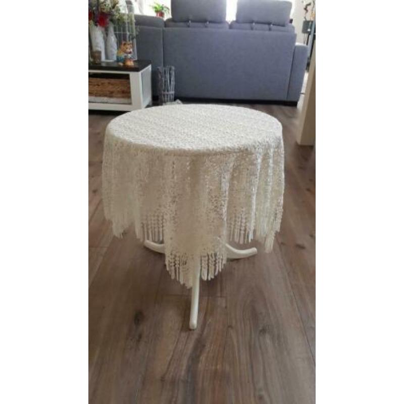 Ikea rond bijzettafeltje met eventueel een kanten kleedje