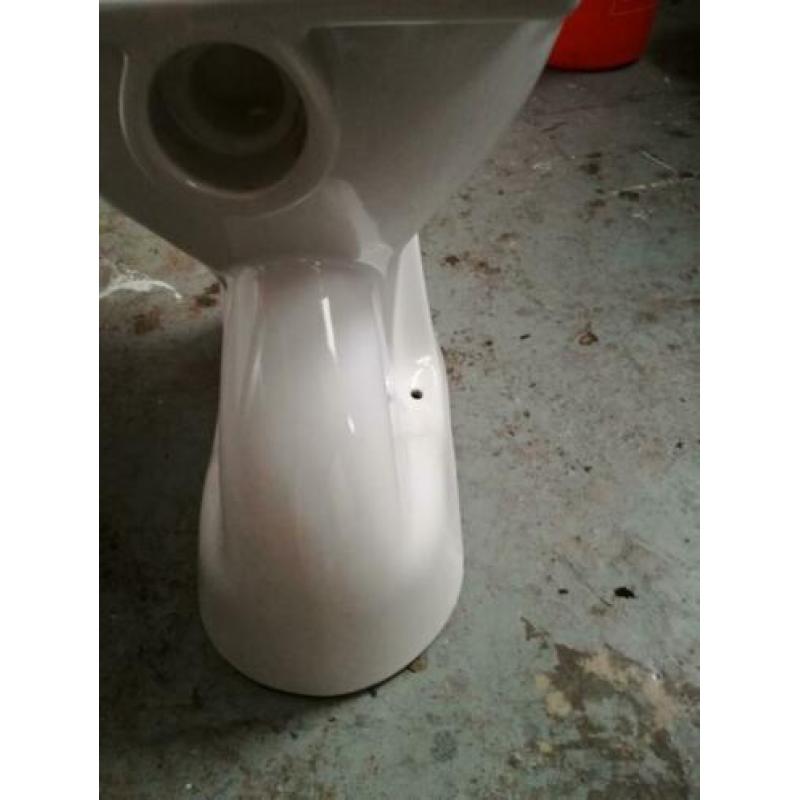 Nieuwe wc pot overbodig hier.