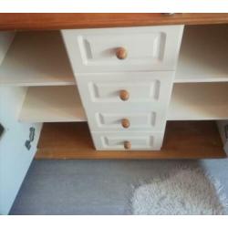 Baby kamer met commode bedje en hemeltje kast en schapje