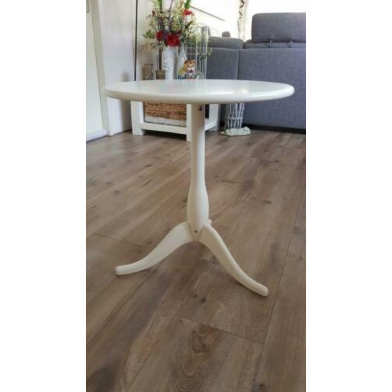 Ikea rond bijzettafeltje met eventueel een kanten kleedje