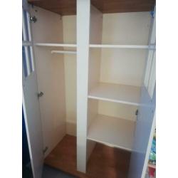 Baby kamer met commode bedje en hemeltje kast en schapje