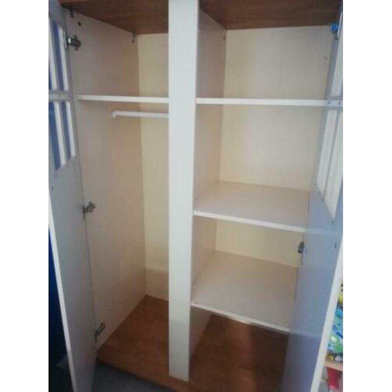Baby kamer met commode bedje en hemeltje kast en schapje