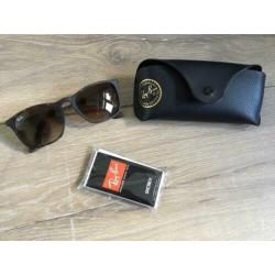 Ray Ban zonnebril unisex model Chris RB 4187 ??