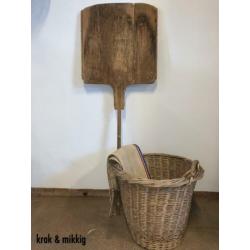 Brocante oude rieten mand "krak & mikkig"