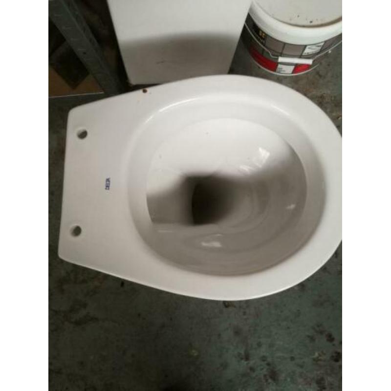 Nieuwe wc pot overbodig hier.