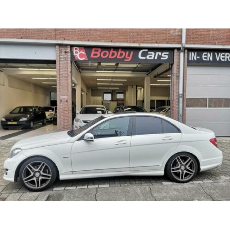 Compleet Auto Showroom garage ter overname hartje Rotterdam