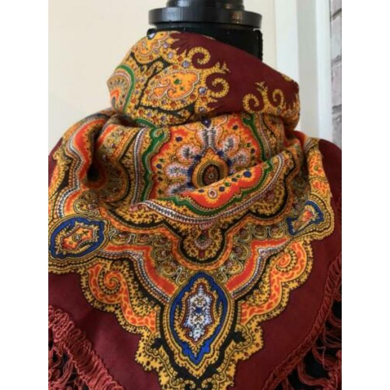 Wollen sjaal met franjes in bordeaux met gele print