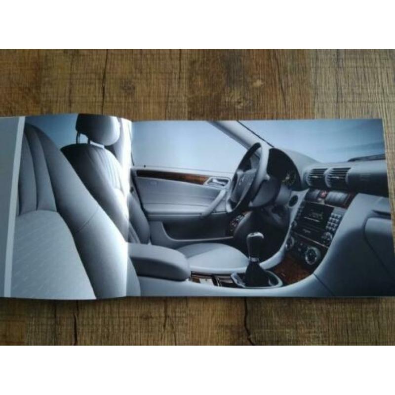 Mercedes-Benz programma folder uit 2004 met 75 pagina's!