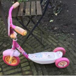 Leuk kinderstepje van Barbie en 1 van Classic scooter