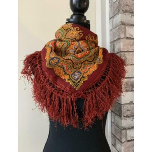 Wollen sjaal met franjes in bordeaux met gele print