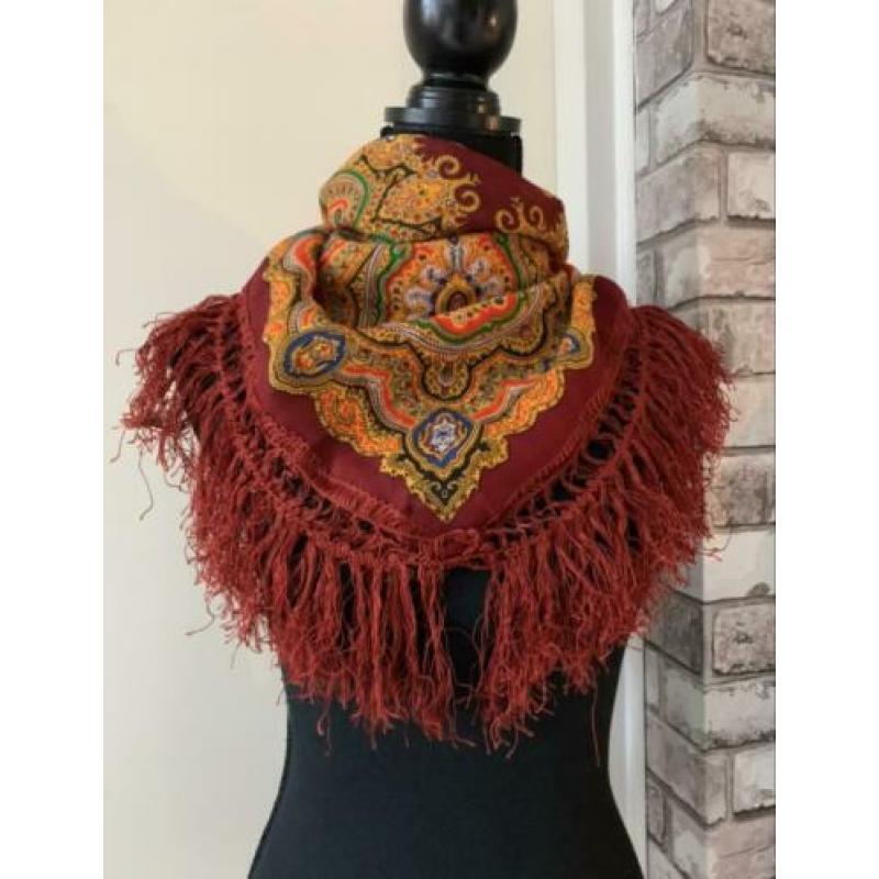 Wollen sjaal met franjes in bordeaux met gele print