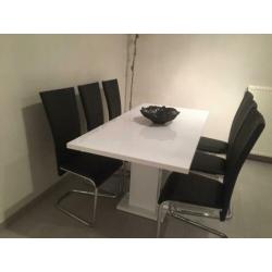 Eetkamer tafel + stoelen