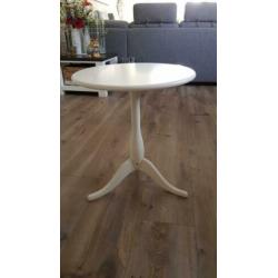 Ikea rond bijzettafeltje met eventueel een kanten kleedje