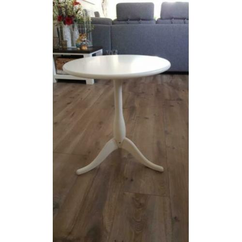 Ikea rond bijzettafeltje met eventueel een kanten kleedje