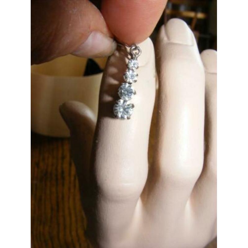 Oorbelletjes met haakjes 4 strass steentjes per oorbel