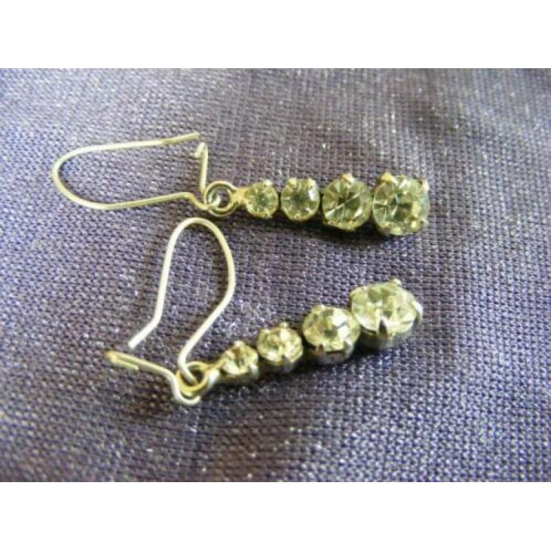 Oorbelletjes met haakjes 4 strass steentjes per oorbel