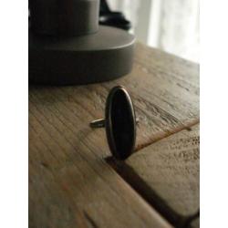 zilveren ring met zwarte ovale steen, maat 17