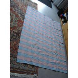 Handgeweven vloerkleed met zachte kleuren 185 x 135 cm!