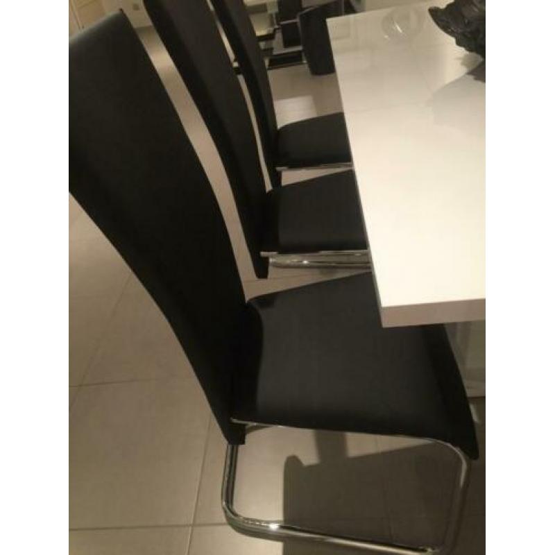 Eetkamer tafel + stoelen