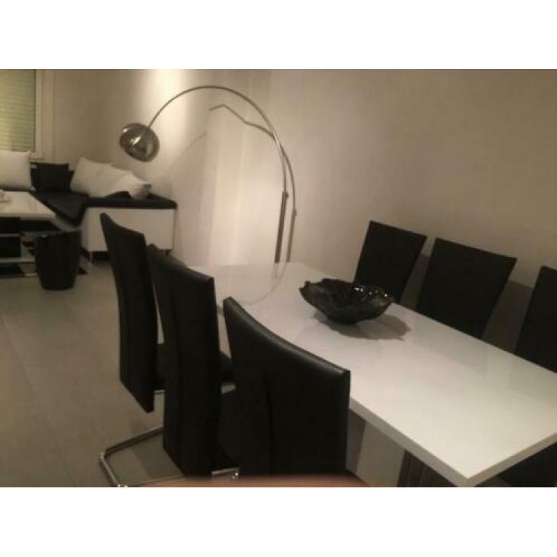 Eetkamer tafel + stoelen
