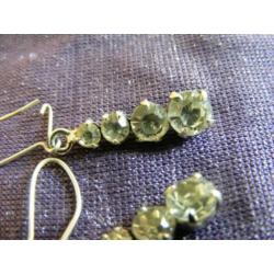 Oorbelletjes met haakjes 4 strass steentjes per oorbel