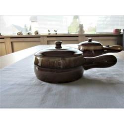 2 bruine ovenschaaltjes met deksel oven proof Korea Dm 11,5