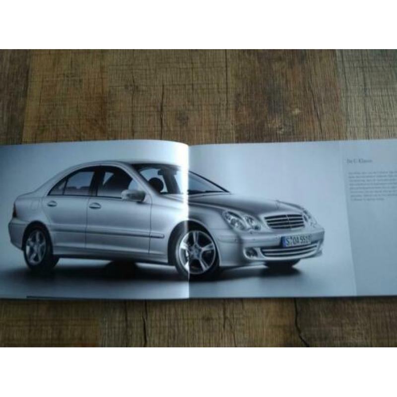 Mercedes-Benz programma folder uit 2004 met 75 pagina's!