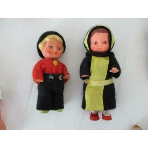 zeer oude poppenhuis popjes en meubeltjes enz
