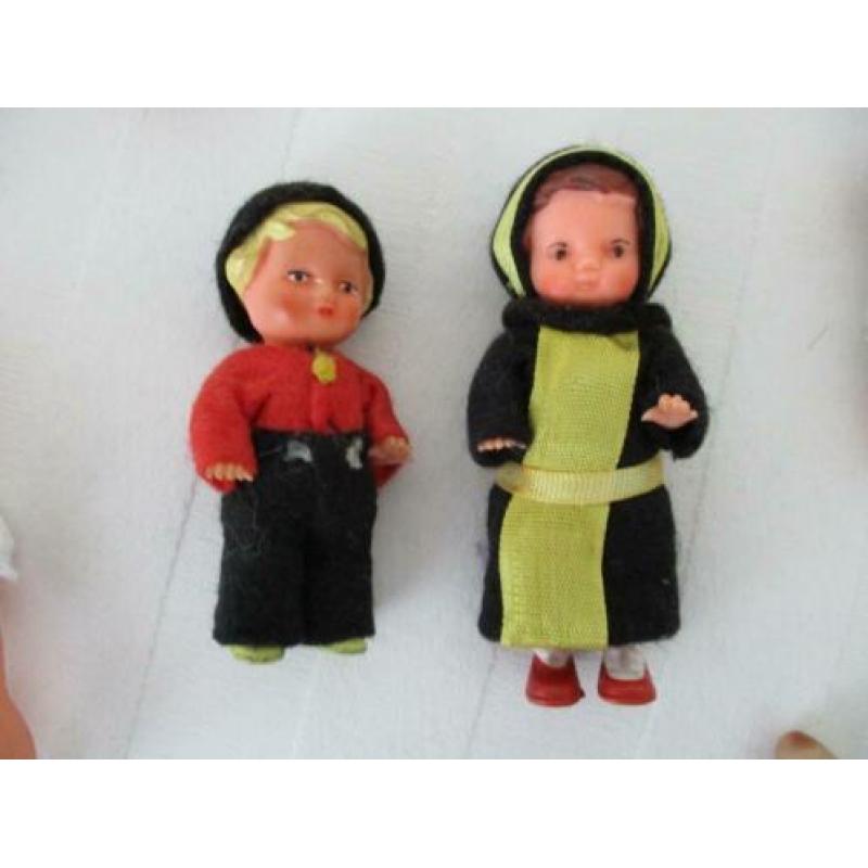 zeer oude poppenhuis popjes en meubeltjes enz