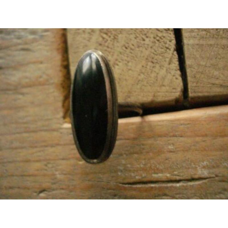 zilveren ring met zwarte ovale steen, maat 17