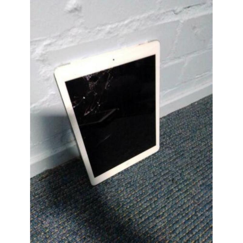 iPads met kapotte schermen te koop.