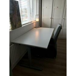 Ikea bureau en stoel mogen voor een klein prijsje weg