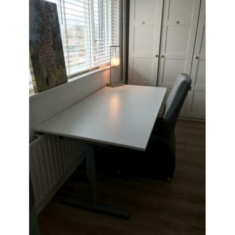 Ikea bureau en stoel mogen voor een klein prijsje weg