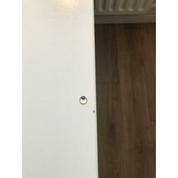 Ikea bureau en stoel mogen voor een klein prijsje weg