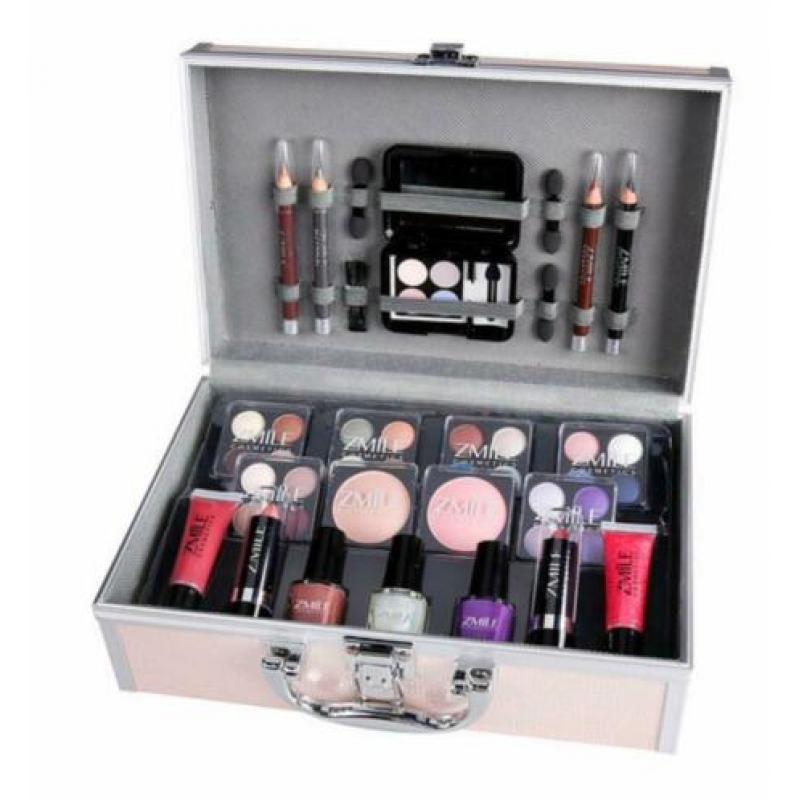 Ruim assortiment gevulde make-up koffers en make-up dozen