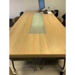 Kantoor meubilair tafel en leren stoelen