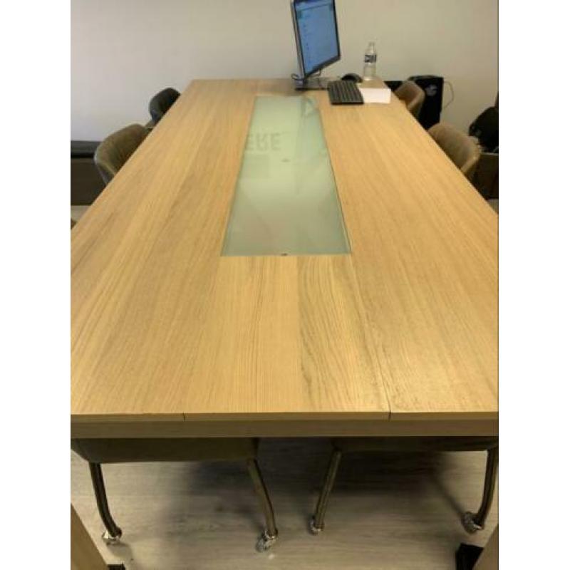 Kantoor meubilair tafel en leren stoelen