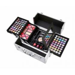 Ruim assortiment gevulde make-up koffers en make-up dozen