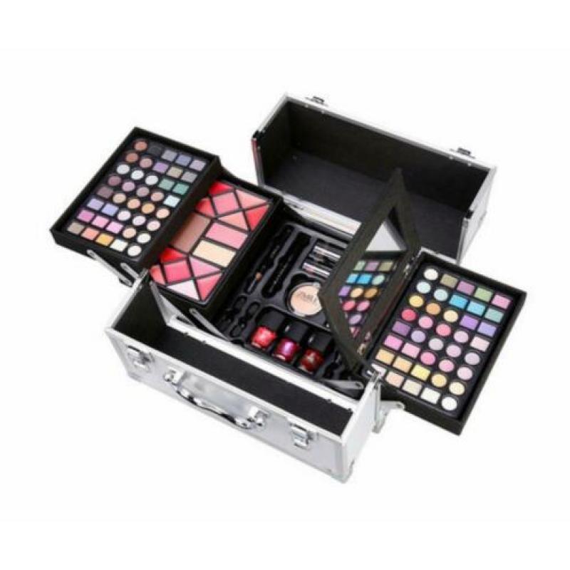 Ruim assortiment gevulde make-up koffers en make-up dozen